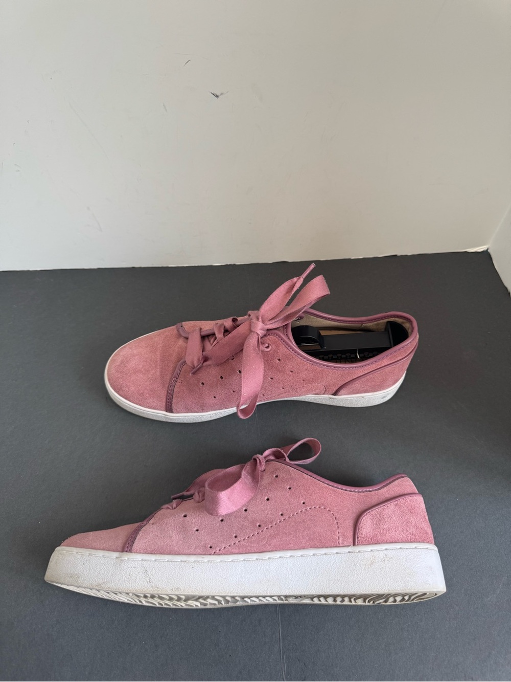 Vionic Keke mauve/lavender suede wide satin laces sneakers. Size 9.5 - Picture 8 of 14